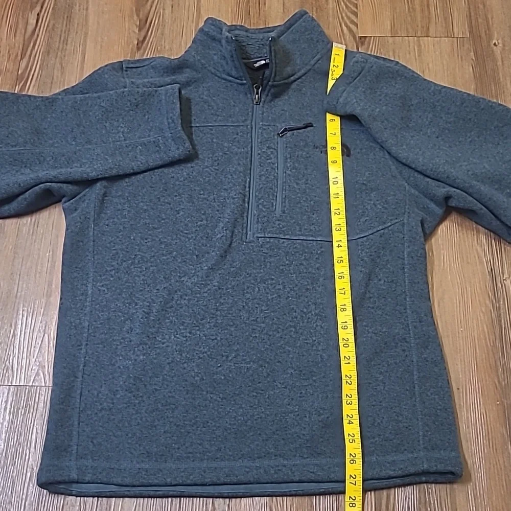 The North Face Gray Fleece Jacket for men colo blue zise m used good condition.